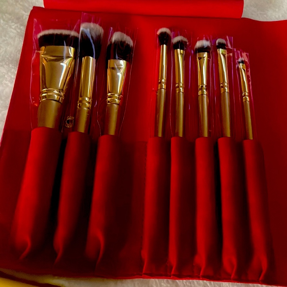 Makeup Brushes in 8 Different Sizes with Case